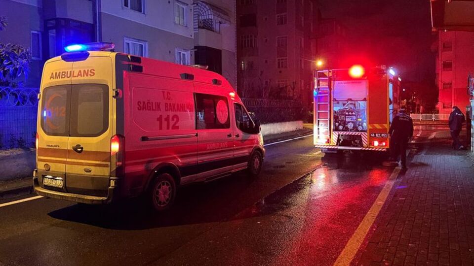 5 katlı apartmanın zemin katında yangın