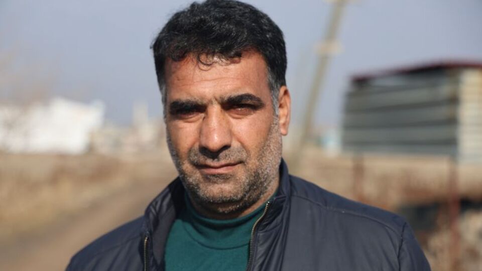 Muhtar maaşını öğrenci ve ihtiyaç sahiplerine dağıtıyor