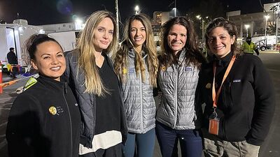 Yangın mağdurlarına yemek dağıttı