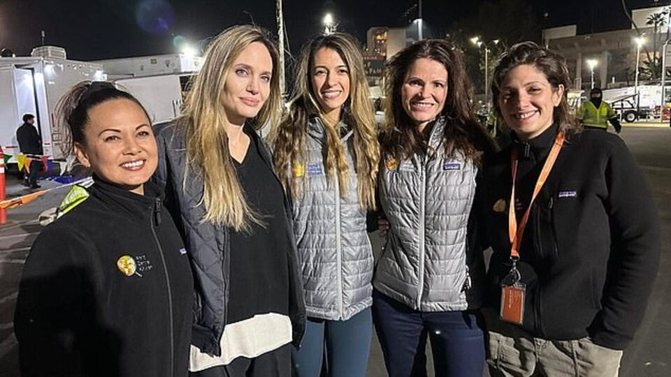 Yangın mağdurlarına yemek dağıttı