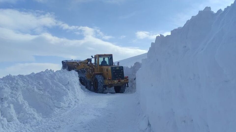 İran sınırında 3 metrelik kar