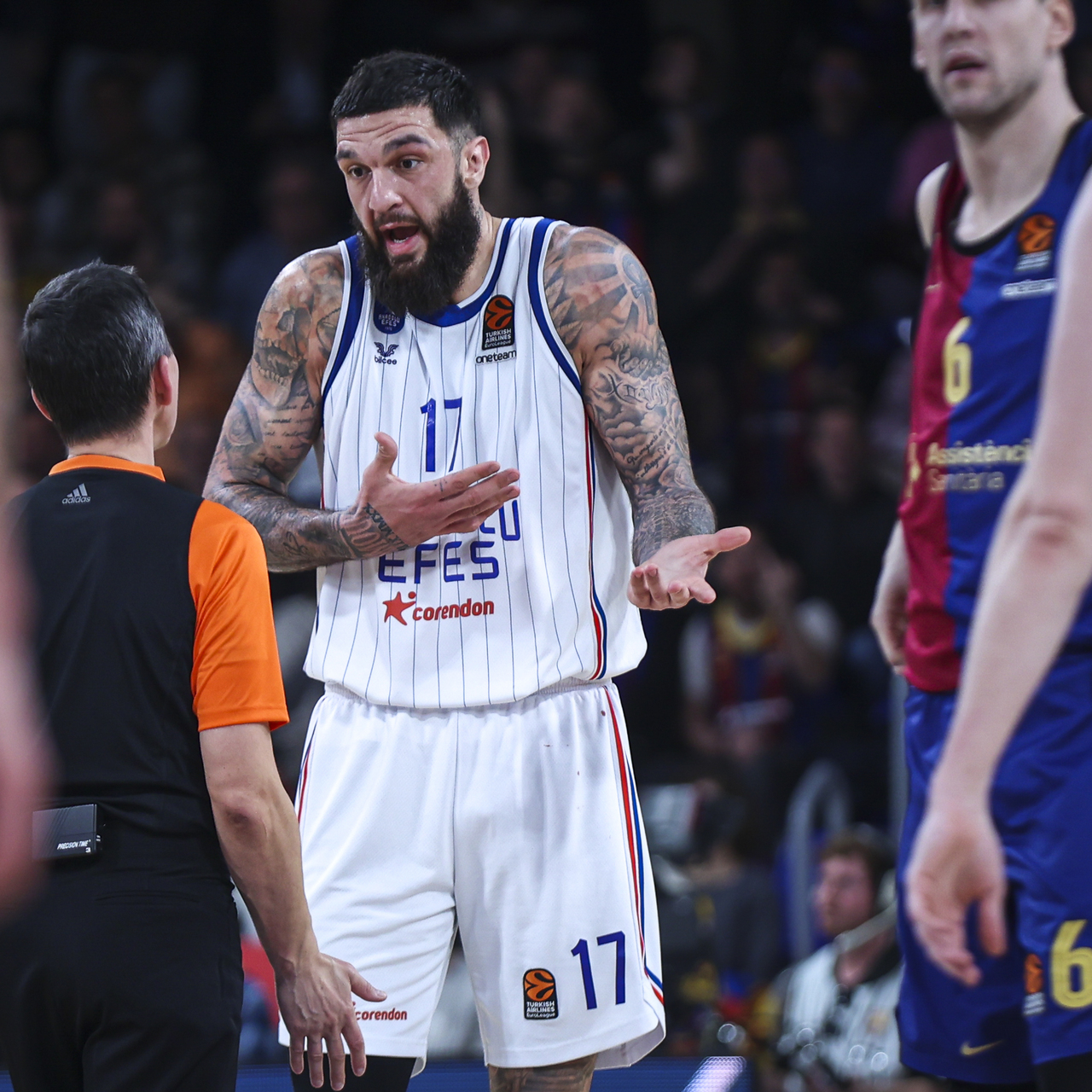 Anadolu Efes, Barcelona'da kayıp!