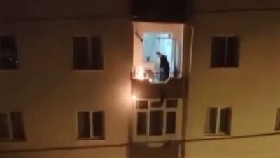 Sinir krizi geçirip, balkonunu ateşe verdi