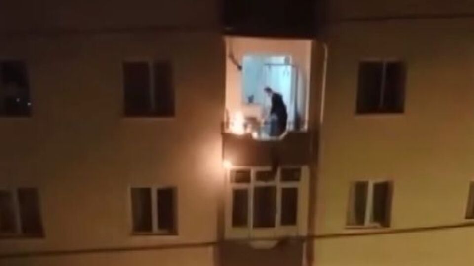 Sinir krizi geçirip, balkonunu ateşe verdi