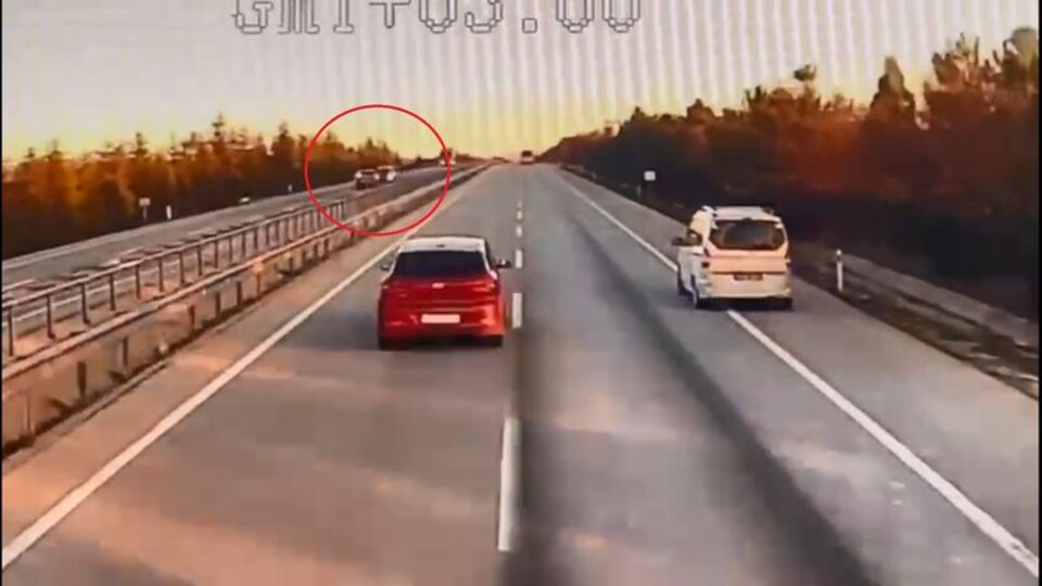 Otomobiliyle ters yöne girip, ciple çarpışması kamerada: 1 ölü, 4 yaralı