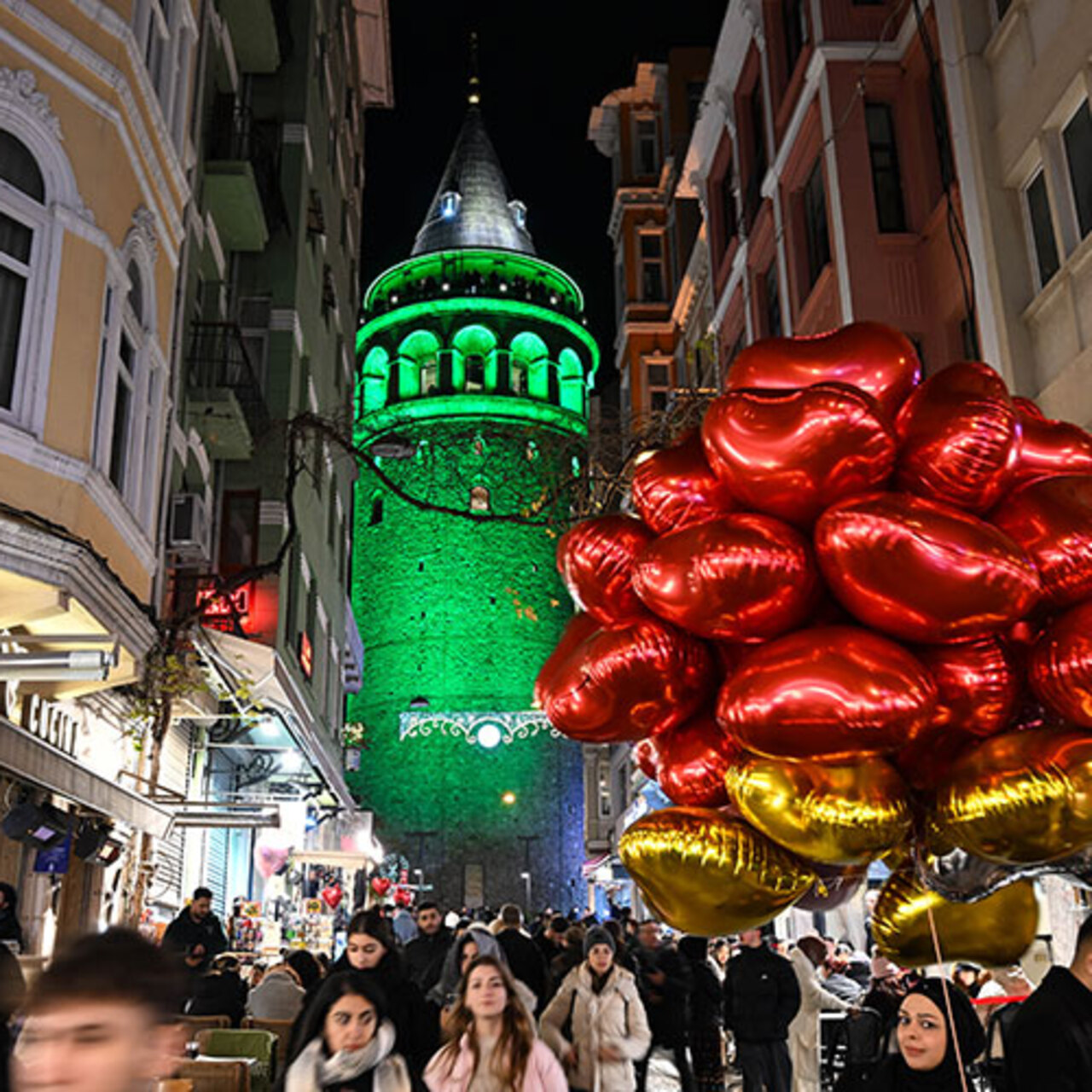 Galata Kulesi yeşile büründü