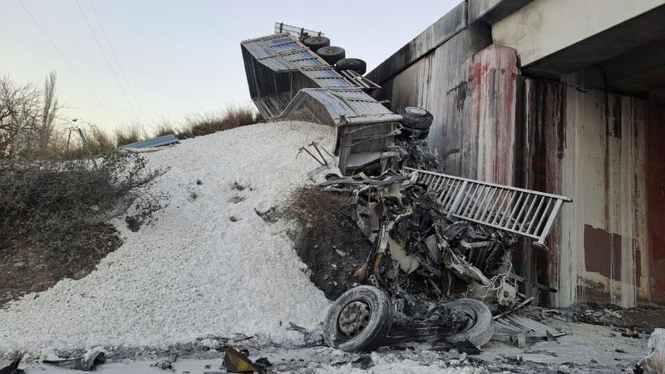 TIR; kamyonet, otomobil ve TIR'ı biçti