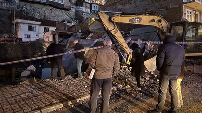 Eğirdir'de 3 katlı bina çöktü