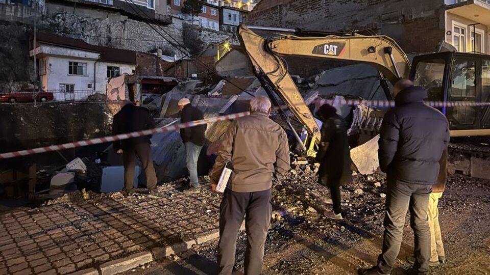 Eğirdir'de 3 katlı bina çöktü