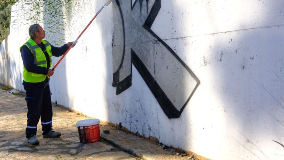 Bodrum'da duvar yazıları temizleniyor