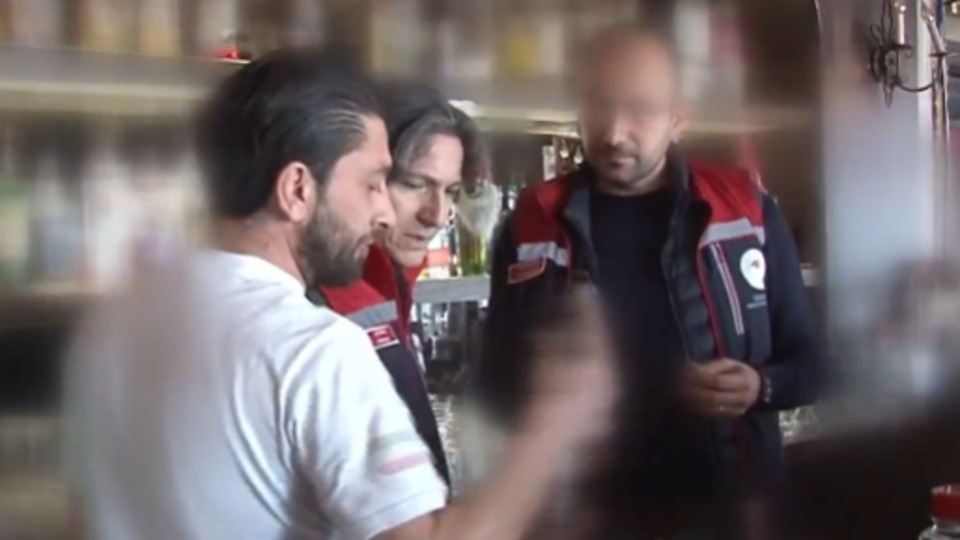 Denetime gelen ekiplere kadeh uzattı