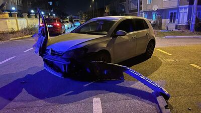 Otomobilin kapısı fara asılı kaldı