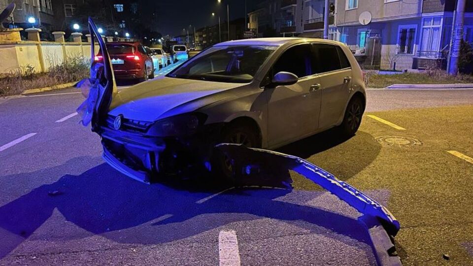 Otomobilin kapısı fara asılı kaldı