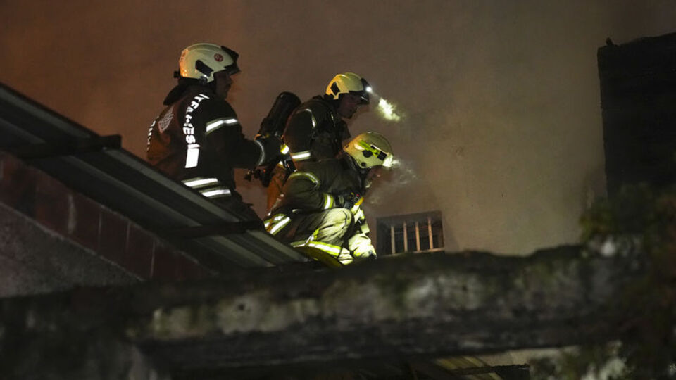 Fatih'te ahşap binada yangın çıktı