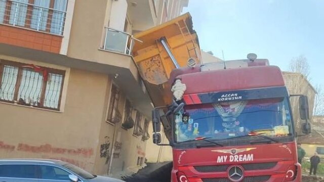İstanbul'da facia kıl payı! Kamyon damperi balkona girdi!