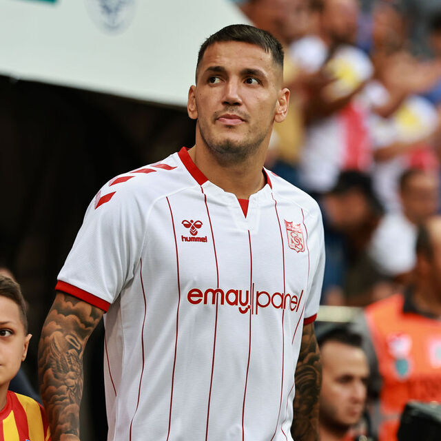 Rey Manaj'dan Sivaslı çocuklara jest