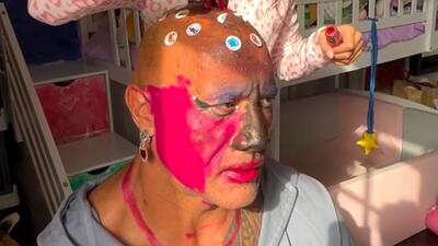 Ünlü oyuncu kızları babalarına makyaj yaptı