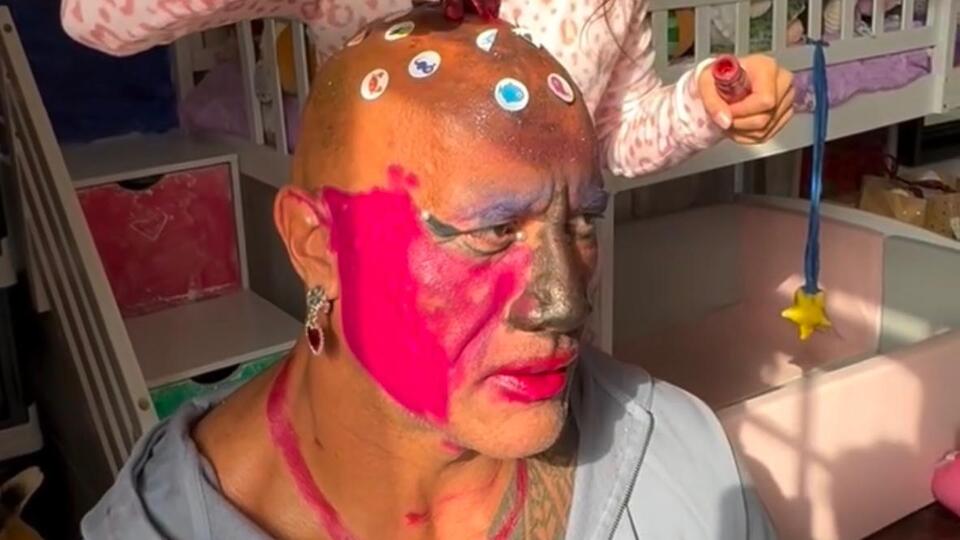 Ünlü oyuncu kızları babalarına makyaj yaptı