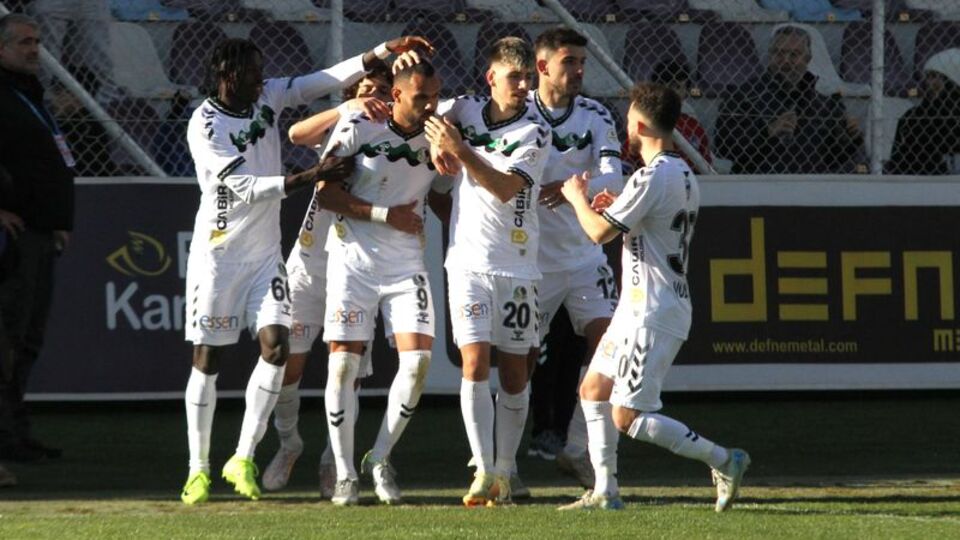 Gol düellosunda kazanan Sakaryaspor!