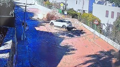 İsale hattı bomba gibi patladı! Otomobildeki panik kamerada!