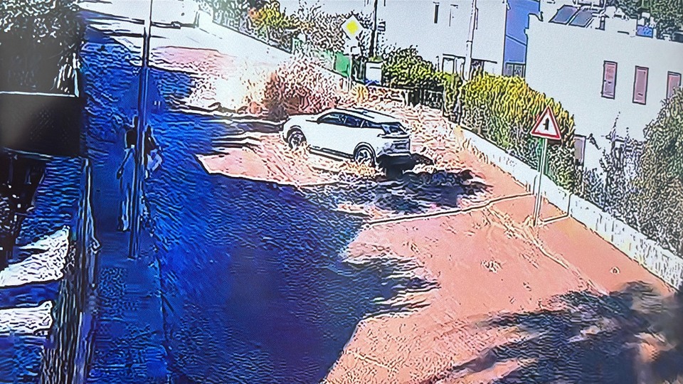 İsale hattı bomba gibi patladı! Otomobildeki panik kamerada!