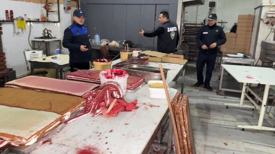 Mide bulandıran görüntüler! Mühürü söküp pasta ürettiler