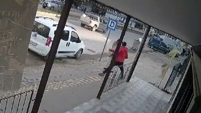 Yolda yürüyen kadına yumruk attı