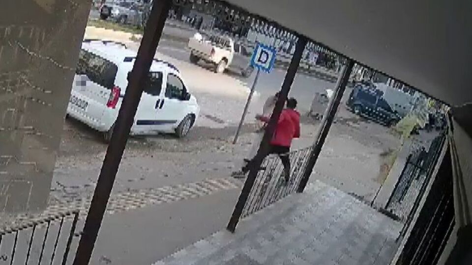 Yolda yürüyen kadına yumruk attı