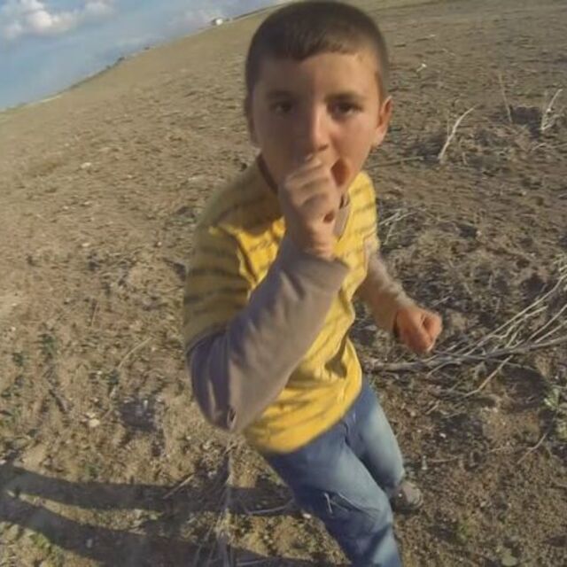 Köydeki çocukların düşen drone şaşkınlığı