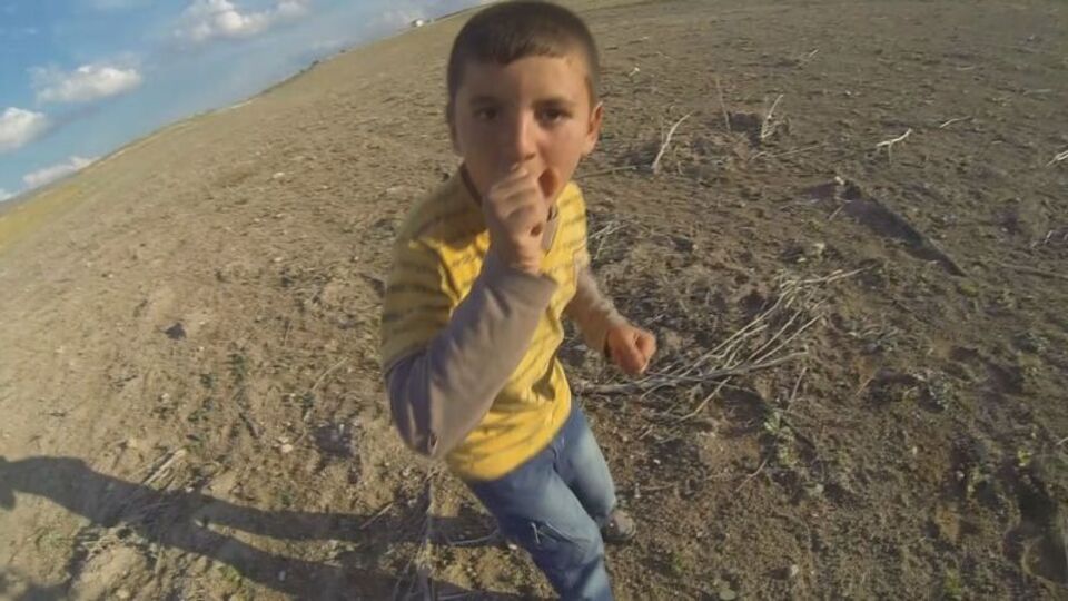 Köydeki çocukların düşen drone şaşkınlığı