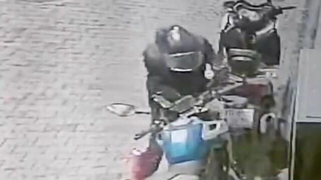 Motosiklet farı hırsızları kamerada