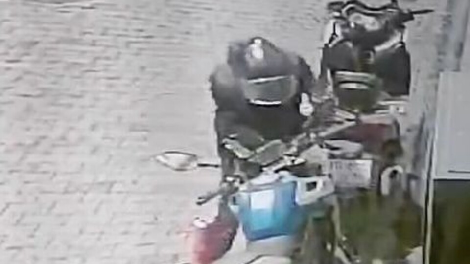 Motosiklet farı hırsızları kamerada