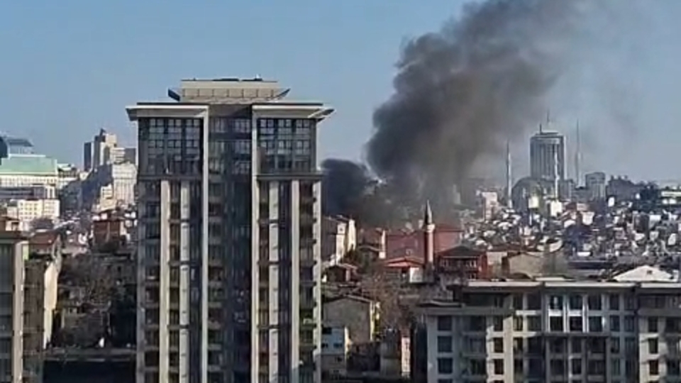 Beyoğlu'nda korkutan yangın!