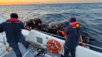 Ölüme sürüklenen 36 göçmen kurtarıldı