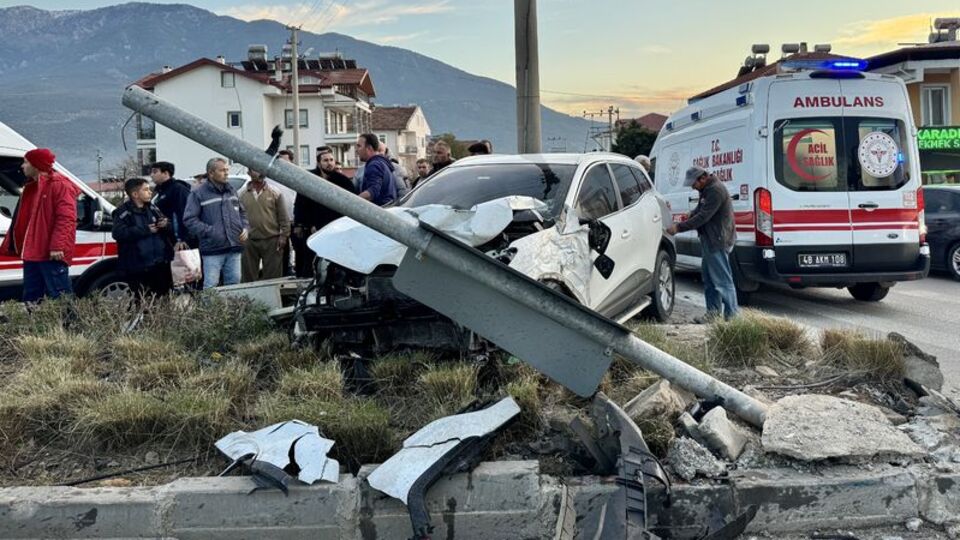 Kargo aracı ile otomobil çarpıştı: 5 yaralı