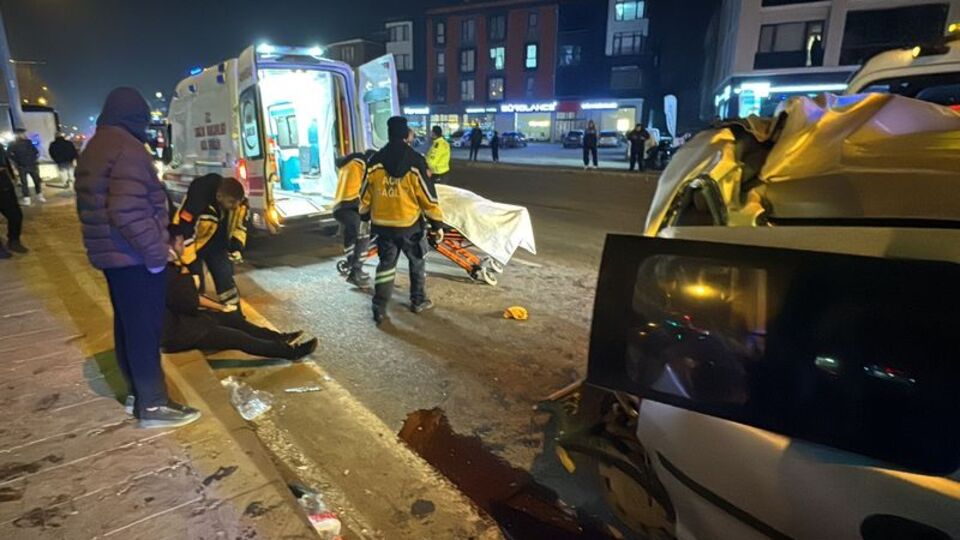 Kırmızı ışıktaki araca çarptı