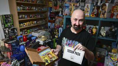 Valizinde taşıdığı arkadaşlarıyla dünyayı geziyor