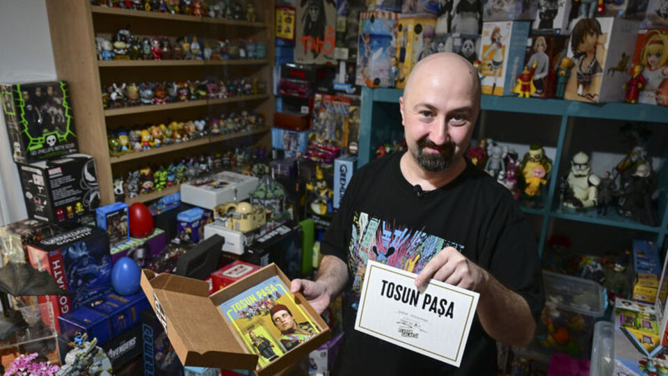 Valizinde taşıdığı arkadaşlarıyla dünyayı geziyor