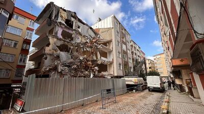 Kontrollü yıkımda bitişik bina hasar gördü