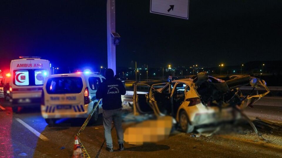 Ankara'da otomobil bariyerlere çarptı: 1 ölü