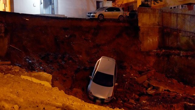 Kartal'da toprak kayması: Otomobil inşaat alanına düştü