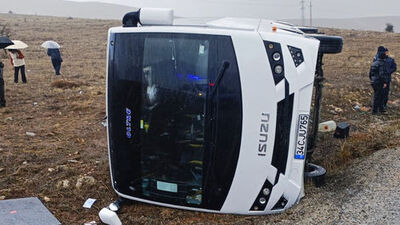 Midibüs devrildi: 3 turist yaralı