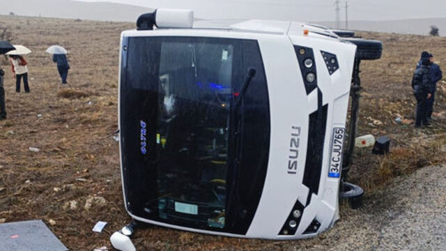 Midibüs devrildi: 3 turist yaralı
