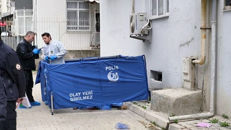 Cam silerken 13'üncü kattan düştü