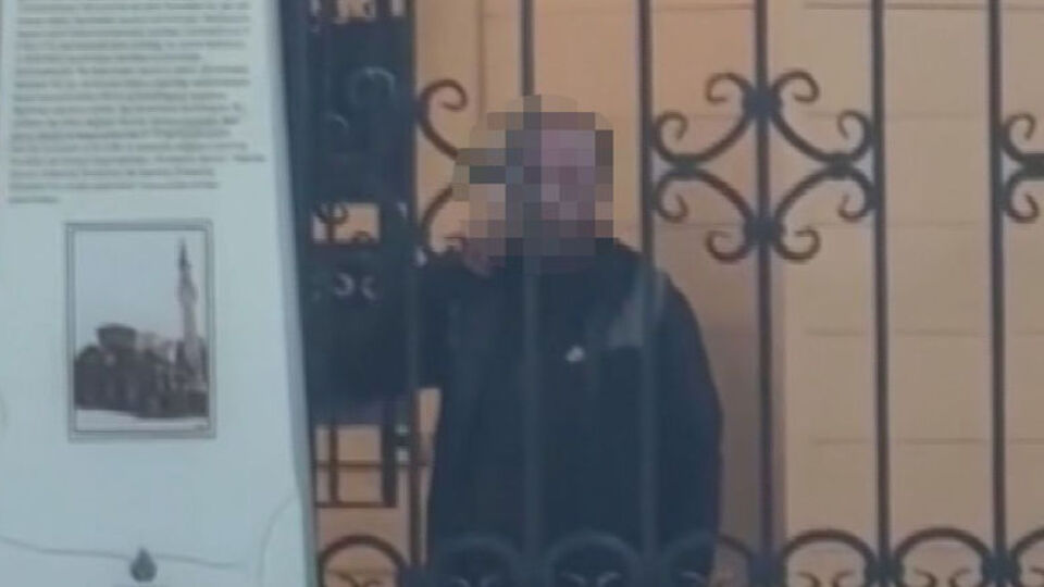 Öğle namazından çıkan cemaate bıçakla saldırdı!