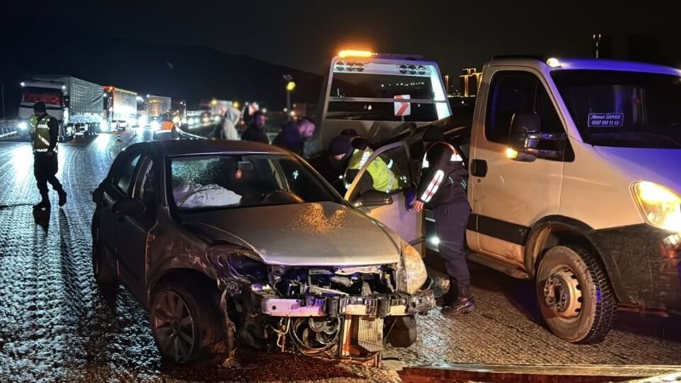 Peş peşe kaza! 2'si sağlıkçı 10 yaralı