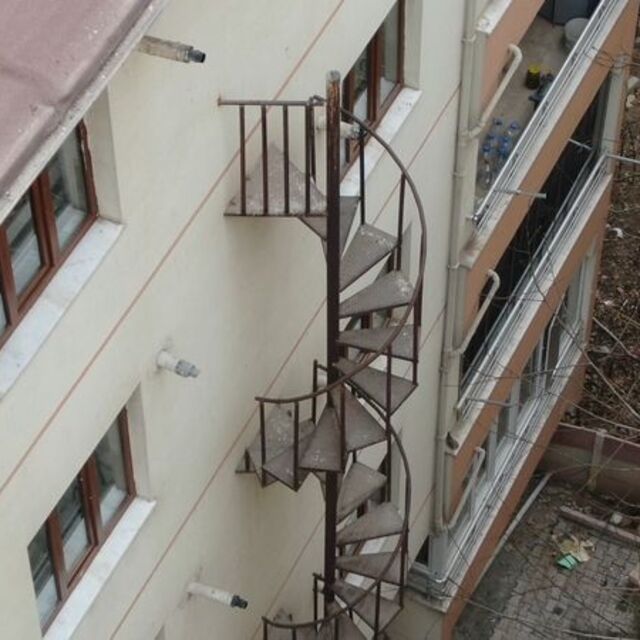 Hayrete düşüren yangın merdiveni!