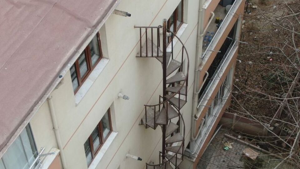 Hayrete düşüren yangın merdiveni!