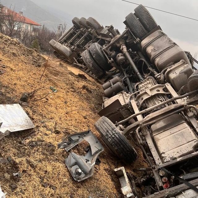 TIR şarampole devrildi