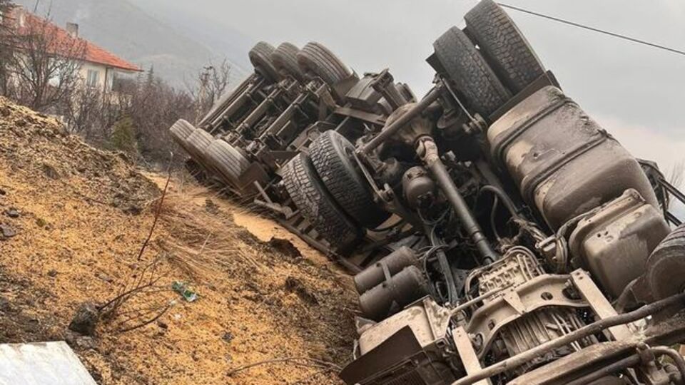 TIR şarampole devrildi